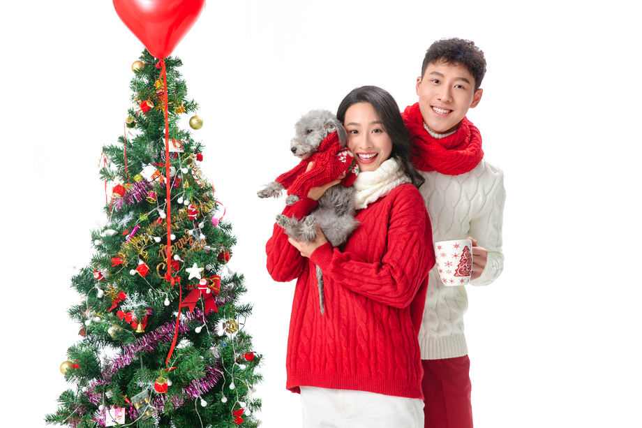 快乐的青年情侣过圣诞 快乐的青年情侣过圣诞