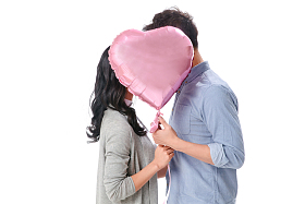 浪漫情侣拿着心形气球