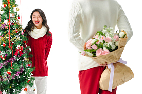 青年男人给女朋友送鲜花