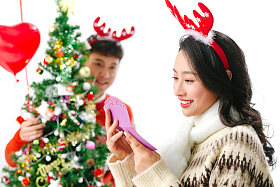 青年男人送女朋友圣诞礼物照片