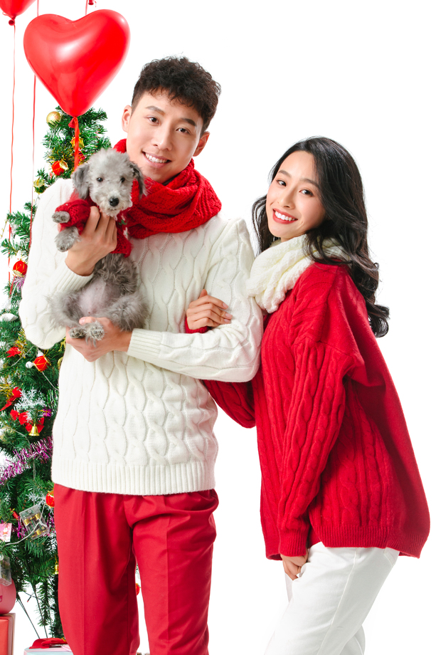 快乐的青年情侣过圣诞 快乐的青年情侣过圣诞