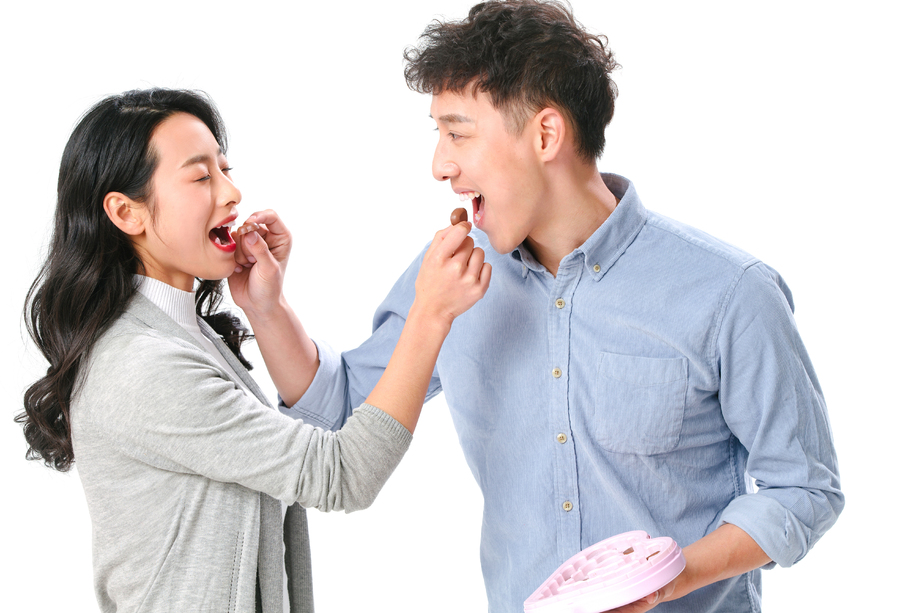 青年情侣互相喂吃巧克力图片 青年情侣互相喂吃巧克力图片