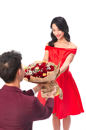 青年男人给女朋友送玫瑰花图片