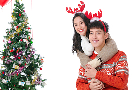 快乐的青年情侣过圣诞节图片