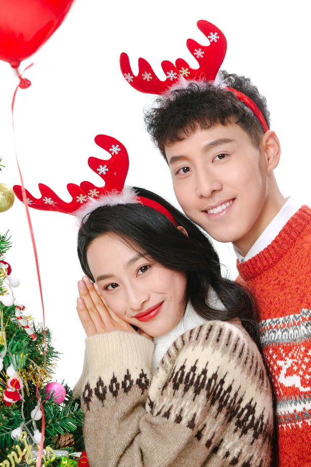 快乐的青年情侣过圣诞节图片 快乐的青年情侣过圣诞节图片