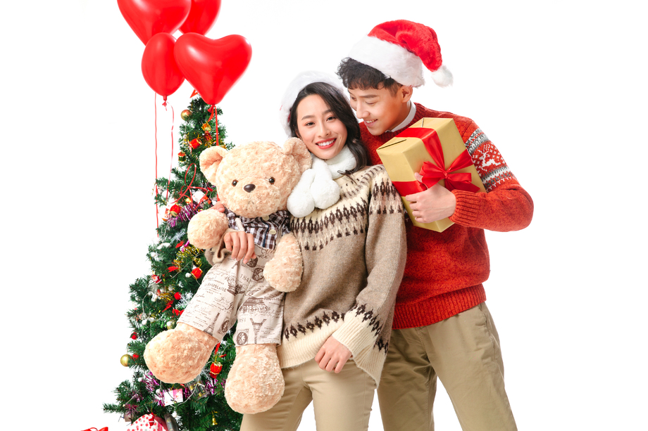 快乐的青年情侣过圣诞节图片 快乐的青年情侣过圣诞节图片