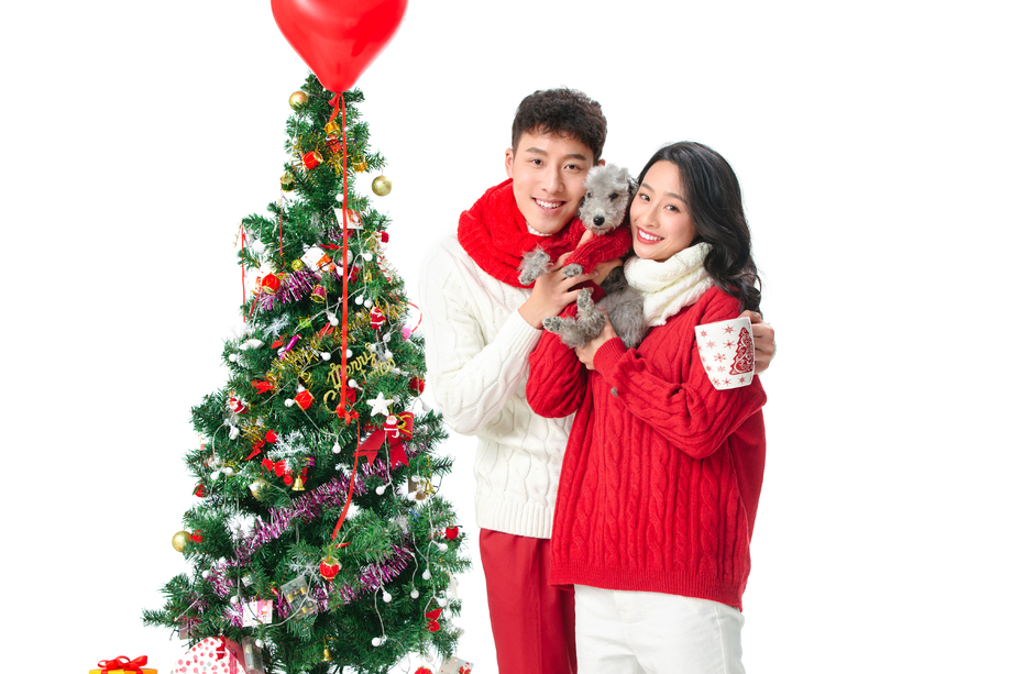 快乐的青年情侣过圣诞图片