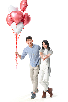 浪漫情侣拿着心形气球