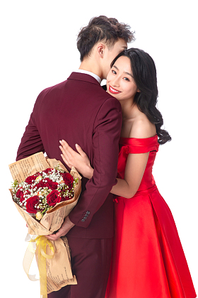 青年男人给女朋友送玫瑰花图片