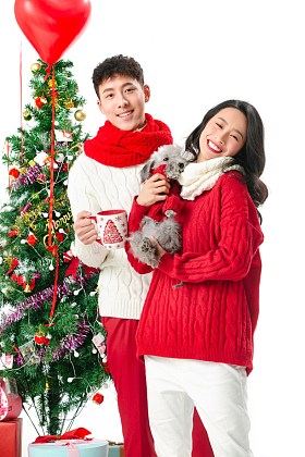 快乐的青年情侣过圣诞照片