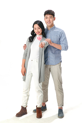 浪漫情侣拿着心形棒棒糖照片