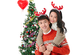 快乐的青年情侣过圣诞节图片