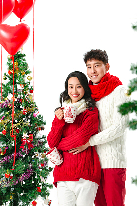 快乐的青年情侣过圣诞节图片