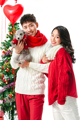 快乐的青年情侣过圣诞