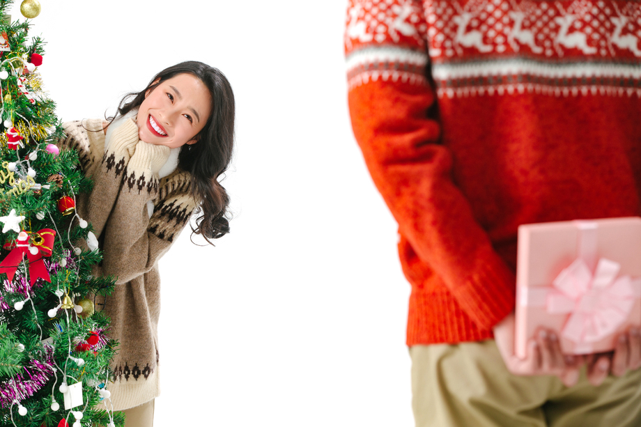 青年男人送女朋友圣诞礼物图片 青年男人送女朋友圣诞礼物图片