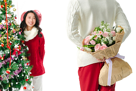 青年男人给女朋友送鲜花