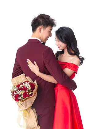 青年男人给女朋友送玫瑰花图片