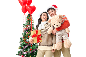 快乐的青年情侣过圣诞节照片