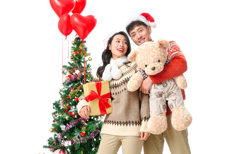 快乐的青年情侣过圣诞节照片 快乐的青年情侣过圣诞节照片