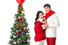 快乐的青年情侣过圣诞