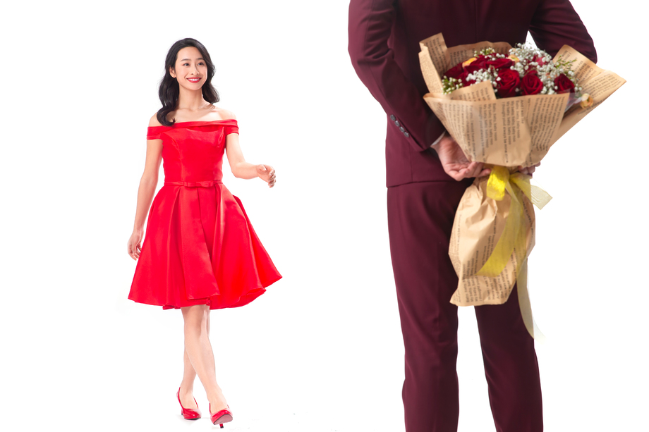 青年男人给女朋友送玫瑰花 青年男人给女朋友送玫瑰花