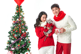 快乐的青年情侣过圣诞