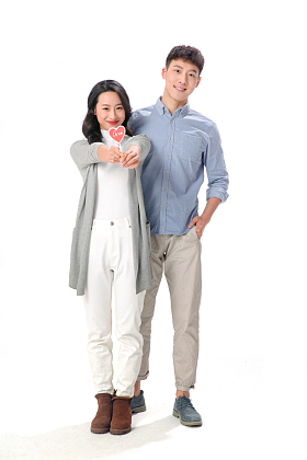 浪漫情侣拿着心形棒棒糖