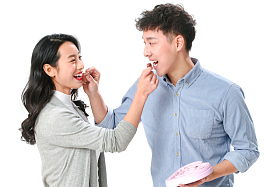 青年情侣互相喂吃巧克力图片