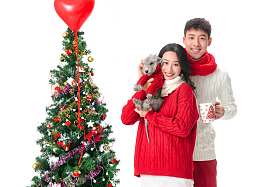 快乐的青年情侣过圣诞照片