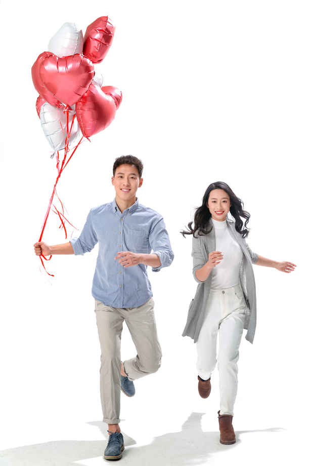 浪漫情侣拿着心形气球照片 浪漫情侣拿着心形气球照片