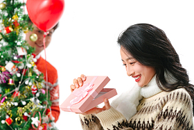 青年男人送女朋友圣诞礼物图片