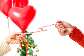 青年情侣拿着拐杖糖