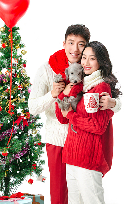 快乐的青年情侣过圣诞图片