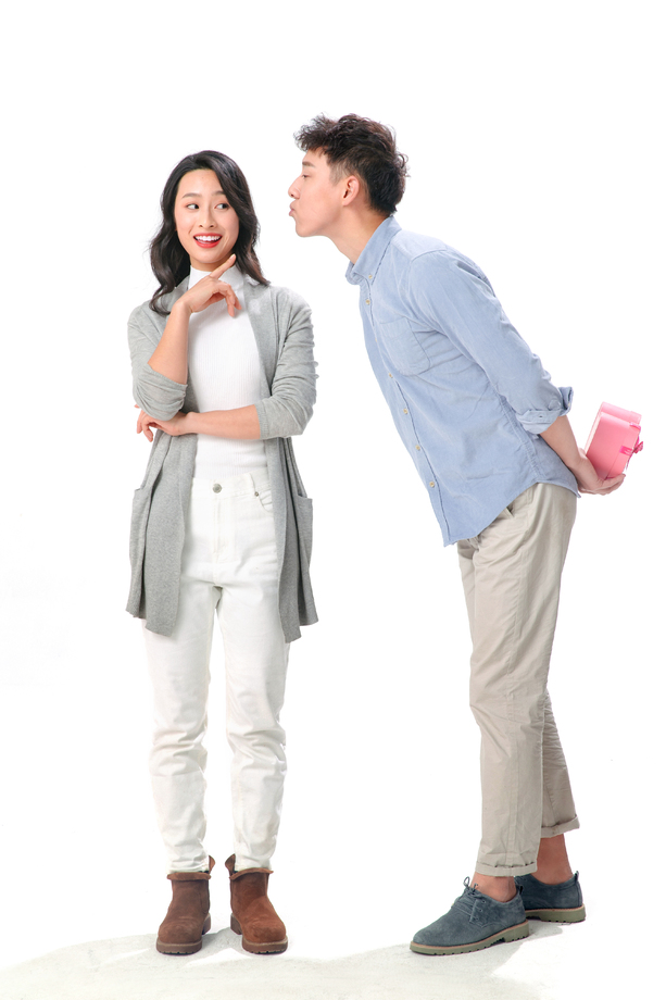 青年男人亲吻女朋友图片