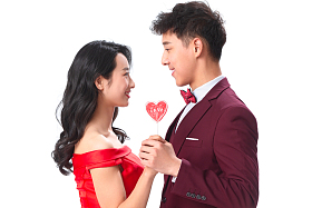 浪漫情侣拿着心形棒棒糖图片