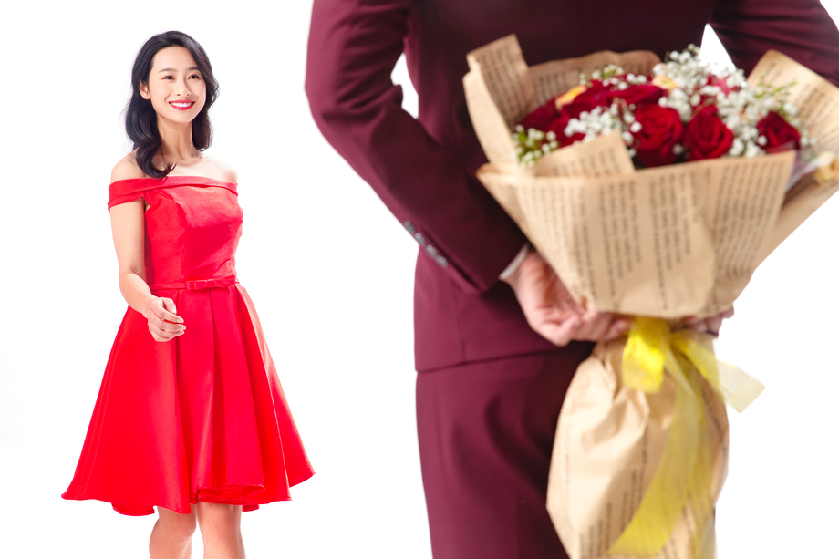 青年男人给女朋友送玫瑰花 青年男人给女朋友送玫瑰花