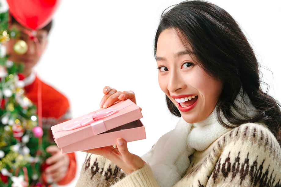 青年男人送女朋友圣诞礼物 青年男人送女朋友圣诞礼物