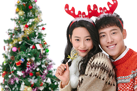 快乐的青年情侣过圣诞节照片