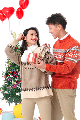 青年男人送女朋友圣诞礼物图片