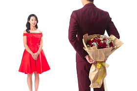 青年男人给女朋友送玫瑰花图片