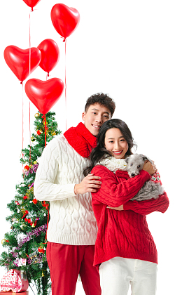 快乐的青年情侣过圣诞