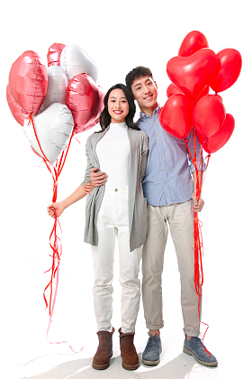 浪漫情侣拿着心形气球照片