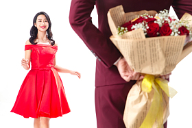 青年男人给女朋友送玫瑰花照片