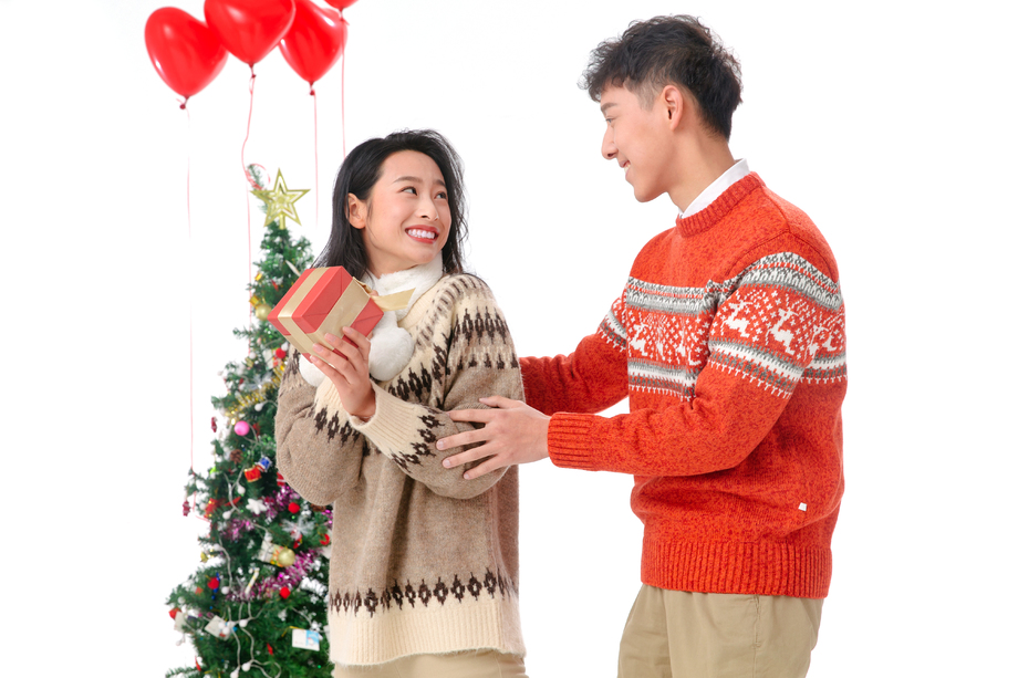 青年男人送女朋友圣诞礼物图片