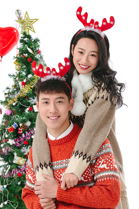 快乐的青年情侣过圣诞节图片