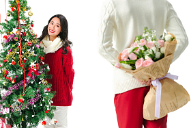 青年男人给女朋友送鲜花