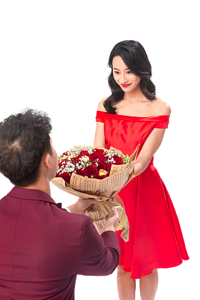 青年男人给女朋友送玫瑰花照片