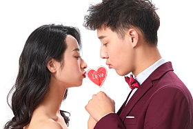 浪漫情侣拿着心形棒棒糖