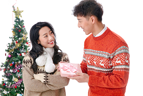 青年男人送女朋友圣诞礼物图片