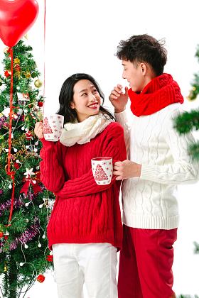 快乐的青年情侣过圣诞